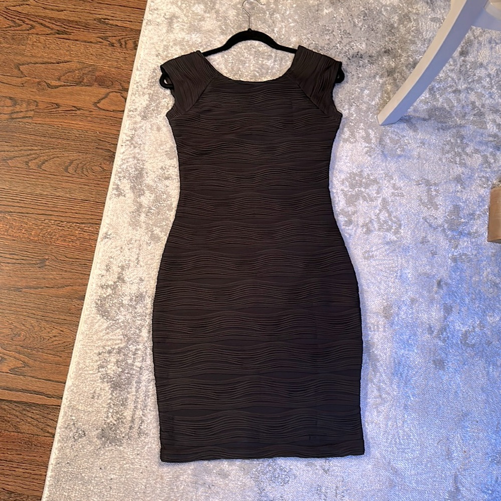 Black Women’s Body Con cap sleeve dress. Form fitting, wavy texture pattern Sz M